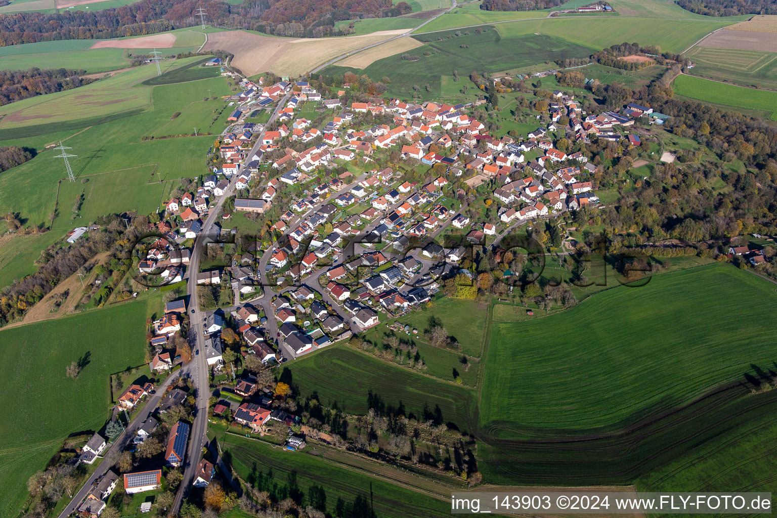 Dorf von Südwesten in Käshofen im Bundesland Rheinland-Pfalz, Deutschland