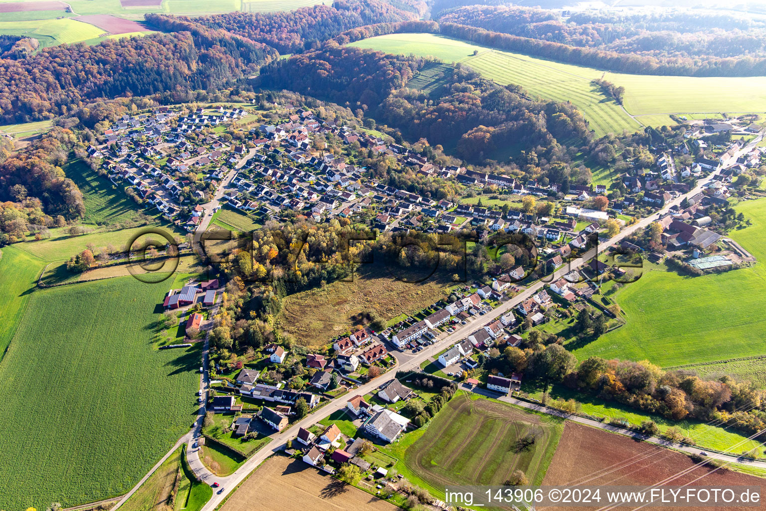 Dorf von Nordwesten im Ortsteil Mörsbach in Zweibrücken im Bundesland Rheinland-Pfalz, Deutschland