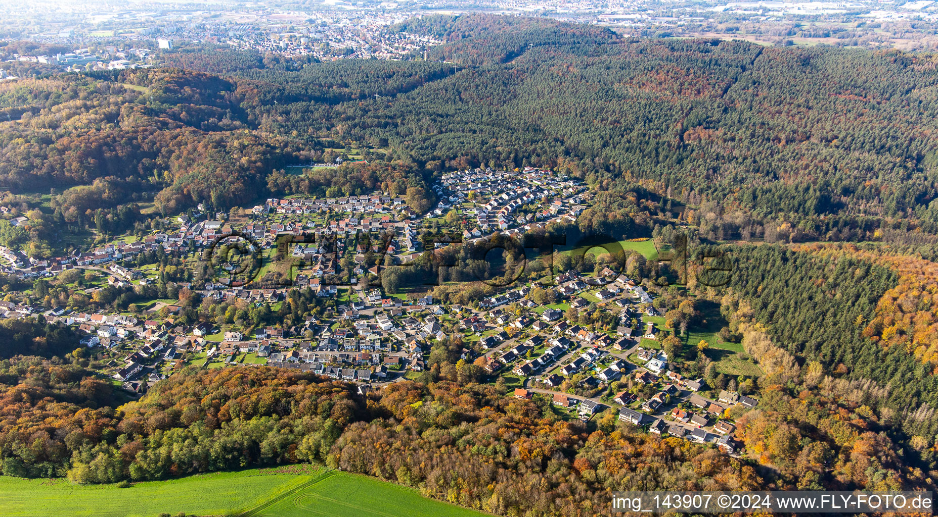 Ortschaft im Wald von Osten im Ortsteil Kirrberg in Homburg im Bundesland Saarland, Deutschland