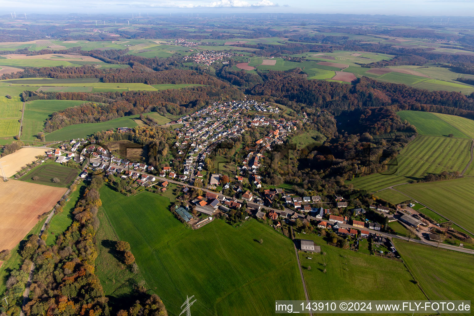 Dorf von Westen im Ortsteil Mörsbach in Zweibrücken im Bundesland Rheinland-Pfalz, Deutschland