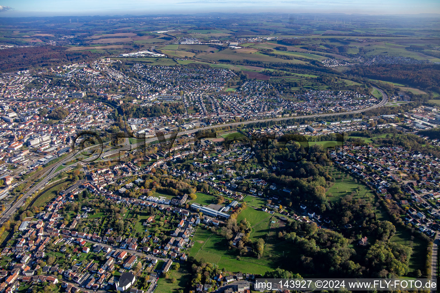 Verlauf der Autobahn A8 entlang der Stadt im Ortsteil Ixheim in Zweibrücken im Bundesland Rheinland-Pfalz, Deutschland