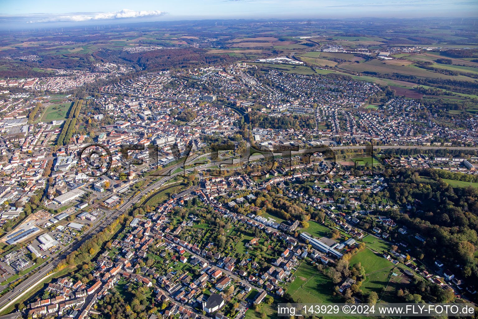 Verlauf der Autobahn A8 entlang der Stadt im Ortsteil Bubenhausen in Zweibrücken im Bundesland Rheinland-Pfalz, Deutschland