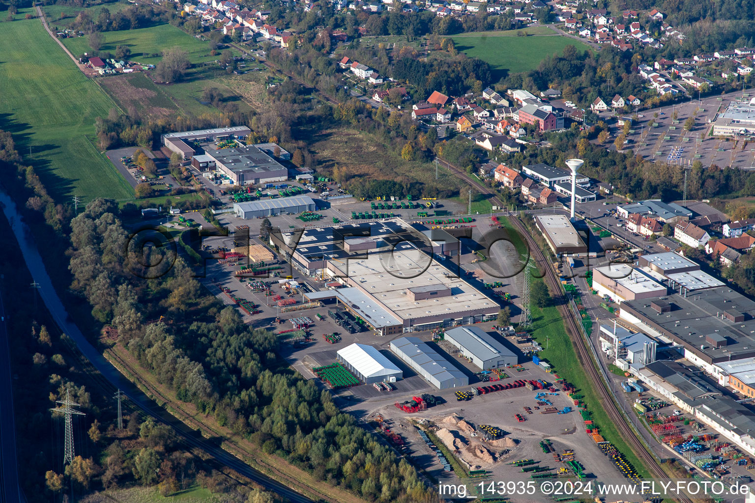 John Deere Logistics von Südosten im Ortsteil Ernstweiler in Zweibrücken im Bundesland Rheinland-Pfalz, Deutschland