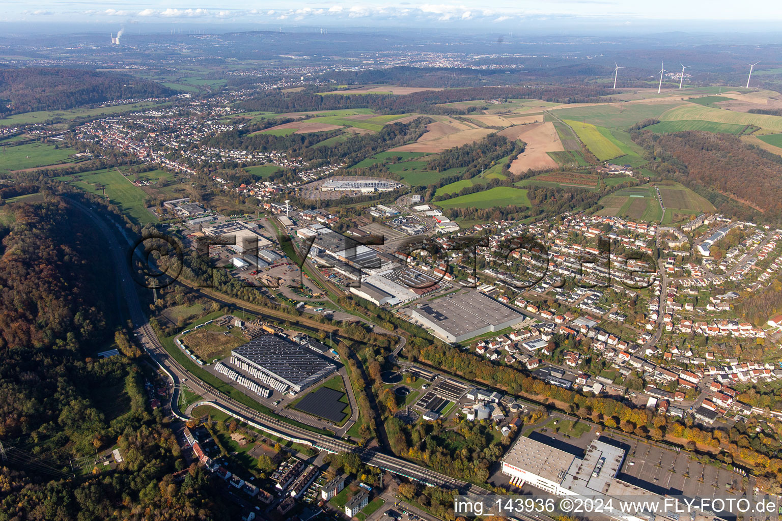 John Deere Werk Zweibrücken von Südosten im Ortsteil Ernstweiler im Bundesland Rheinland-Pfalz, Deutschland