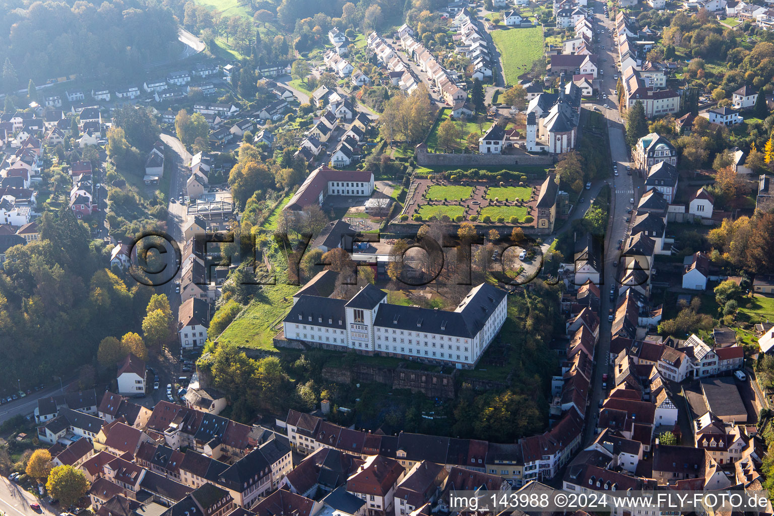 St. Anna und St. Philipp (Schlosskirche), Orangerie und Barockschloß über der Stadt in Blieskastel im Bundesland Saarland, Deutschland