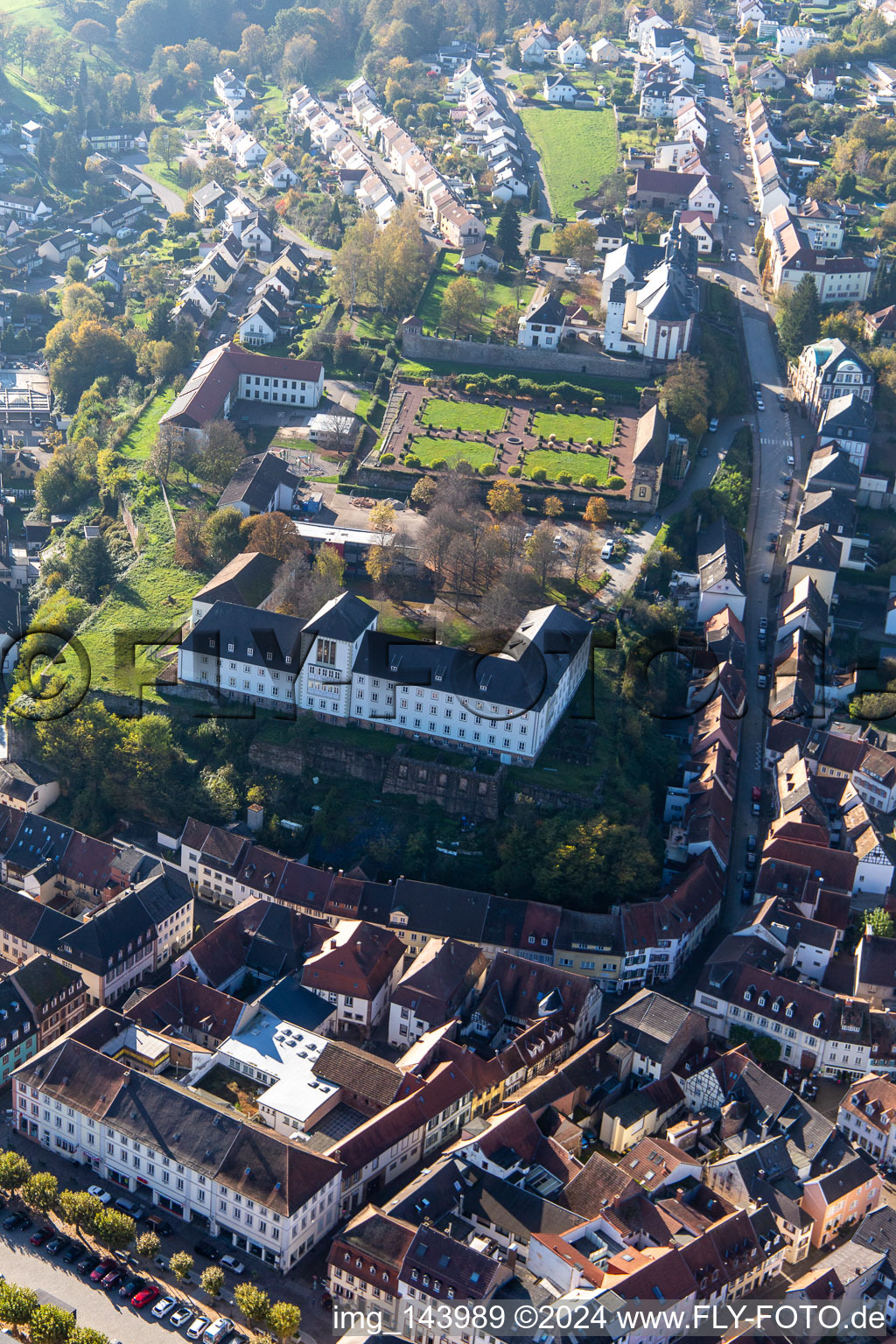 Luftbild von St. Anna und St. Philipp (Schlosskirche), Orangerie und Barockschloß über der Stadt in Blieskastel im Bundesland Saarland, Deutschland