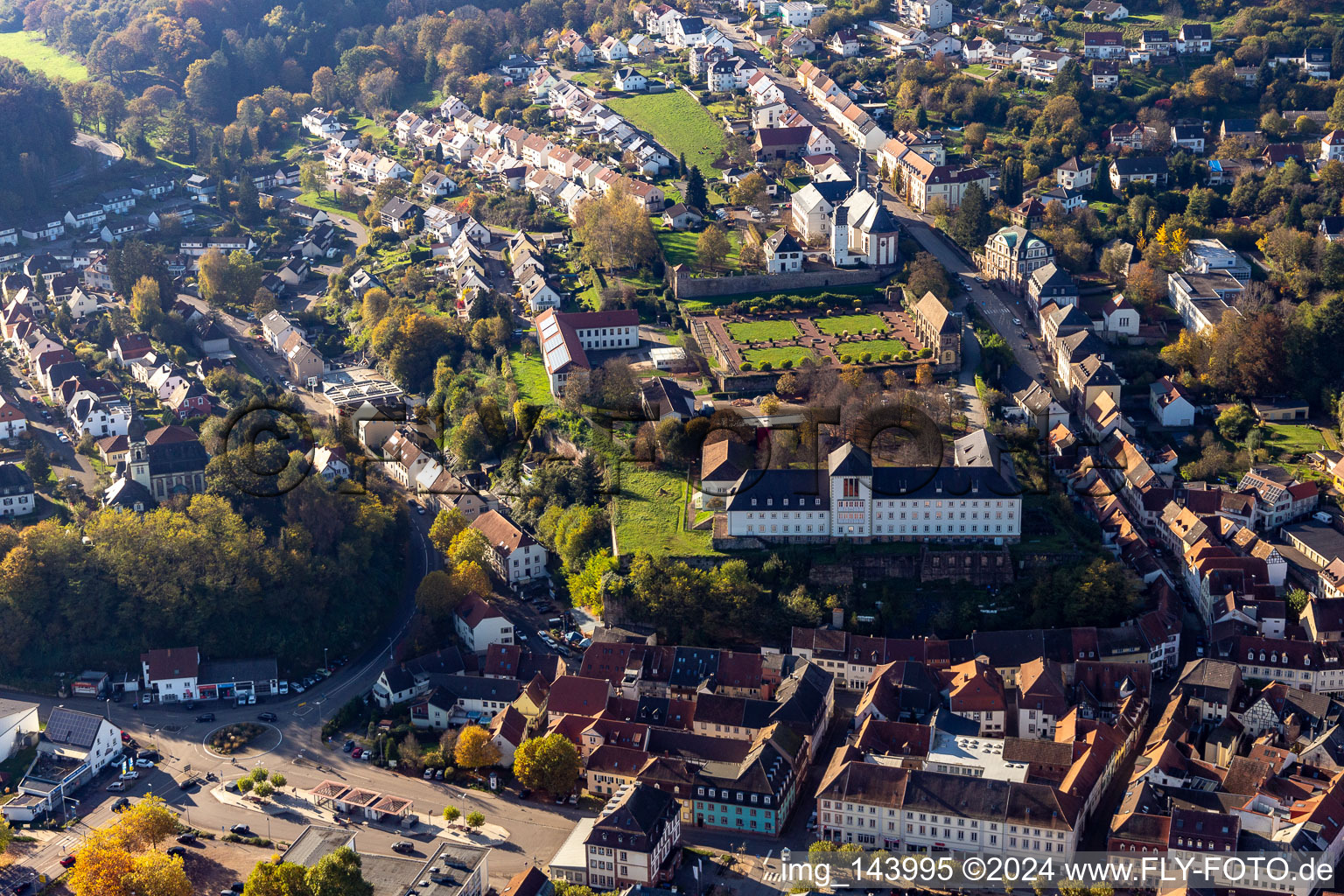 Luftaufnahme von St. Anna und St. Philipp (Schlosskirche), Orangerie und Barockschloß über der Stadt in Blieskastel im Bundesland Saarland, Deutschland