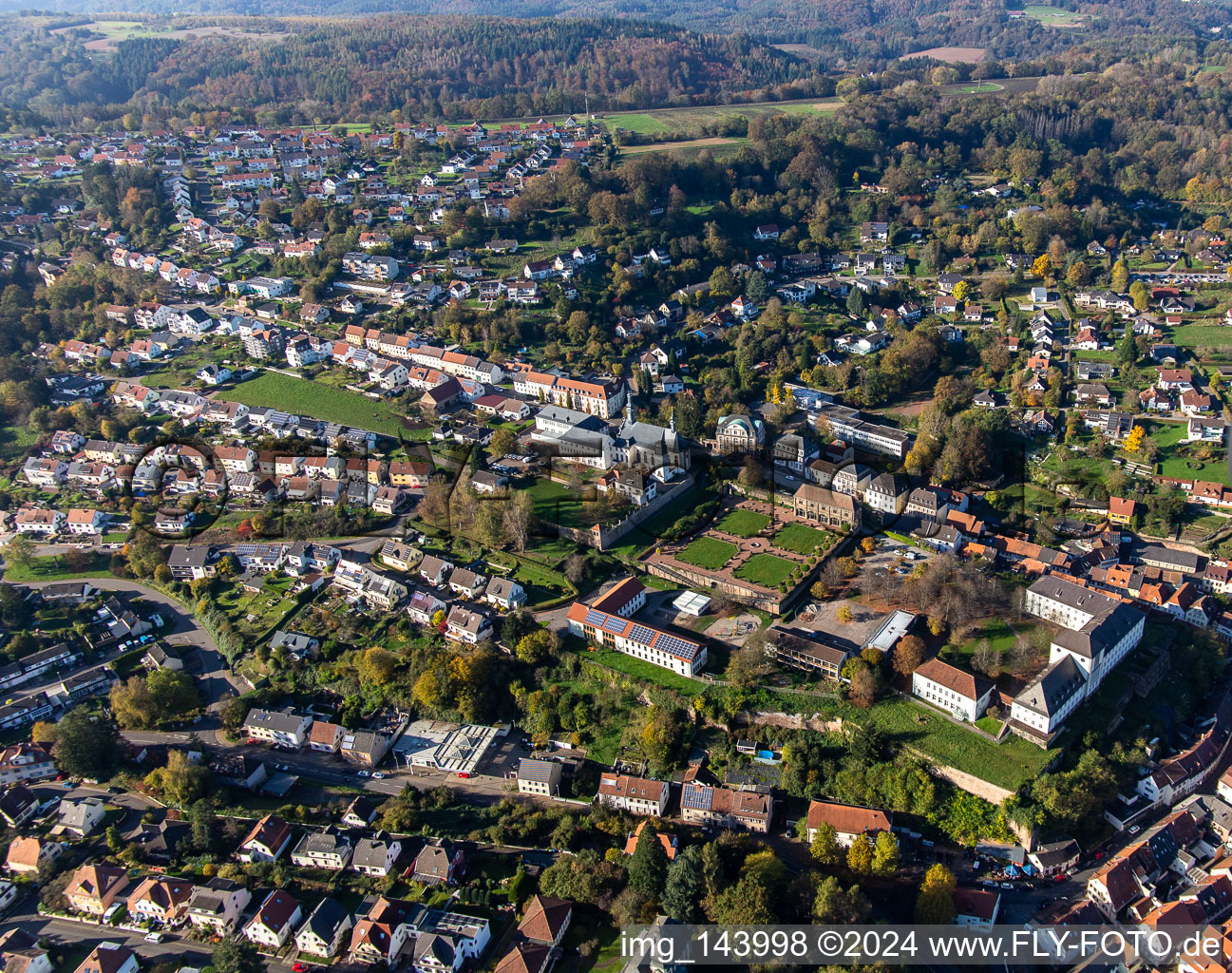 St. Anna und St. Philipp (Schlosskirche), Orangerie und Barockschloß über der Stadt in Blieskastel im Bundesland Saarland, Deutschland von oben