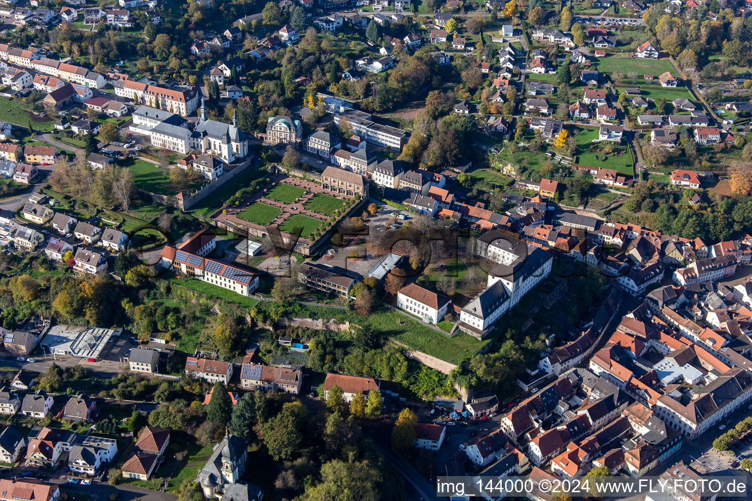 St. Anna und St. Philipp (Schlosskirche), Orangerie und Barockschloß über der Stadt in Blieskastel im Bundesland Saarland, Deutschland aus der Luft