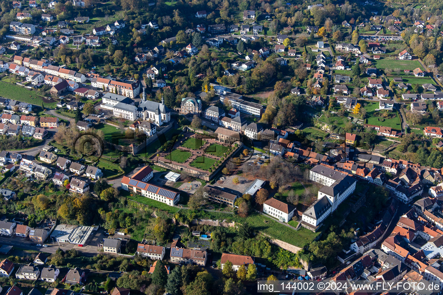 St. Anna und St. Philipp (Schlosskirche), Orangerie und Barockschloß über der Stadt in Blieskastel im Bundesland Saarland, Deutschland von oben gesehen