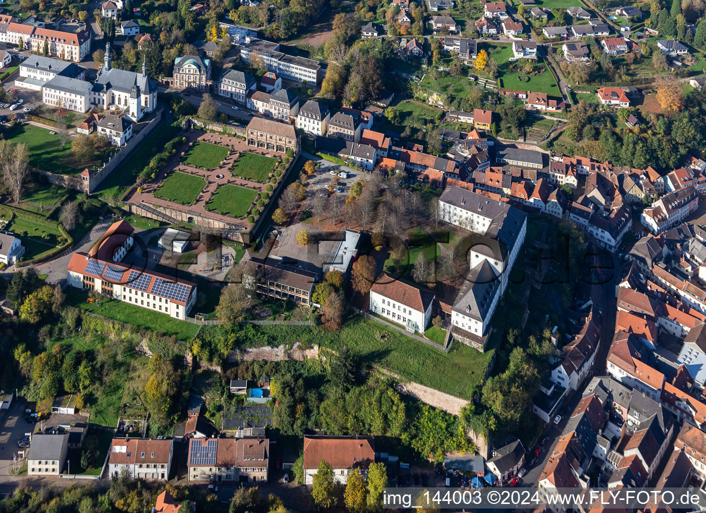 St. Anna und St. Philipp (Schlosskirche), Orangerie und Barockschloß über der Stadt in Blieskastel im Bundesland Saarland, Deutschland vom Flugzeug aus