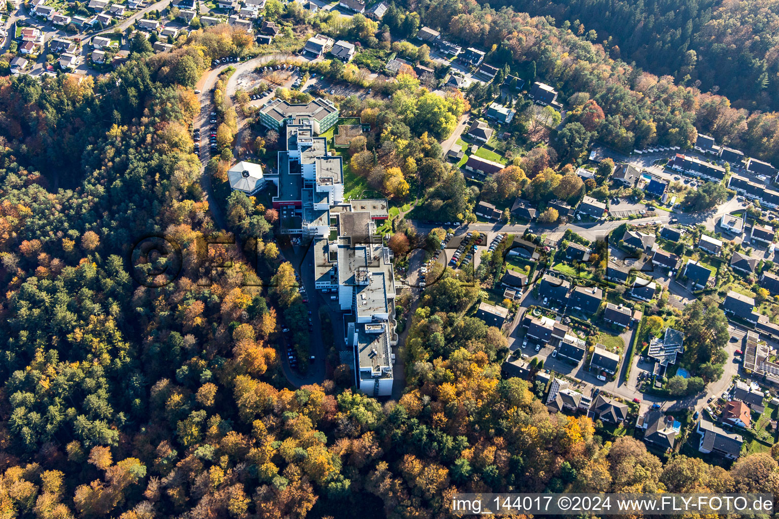 Schrägluftbild von MEDICLIN Bliestal Kliniken und MEDICLIN Seniorenresidenz Auf dem Bellem im Ortsteil Lautzkirchen in Blieskastel im Bundesland Saarland, Deutschland