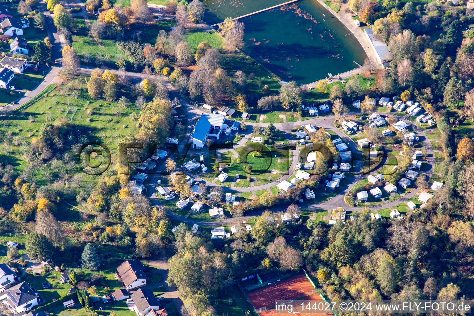 Luftbild von Caravanplatz Mühlenweiher im Ortsteil Kirkel-Neuhäusel im Bundesland Saarland, Deutschland