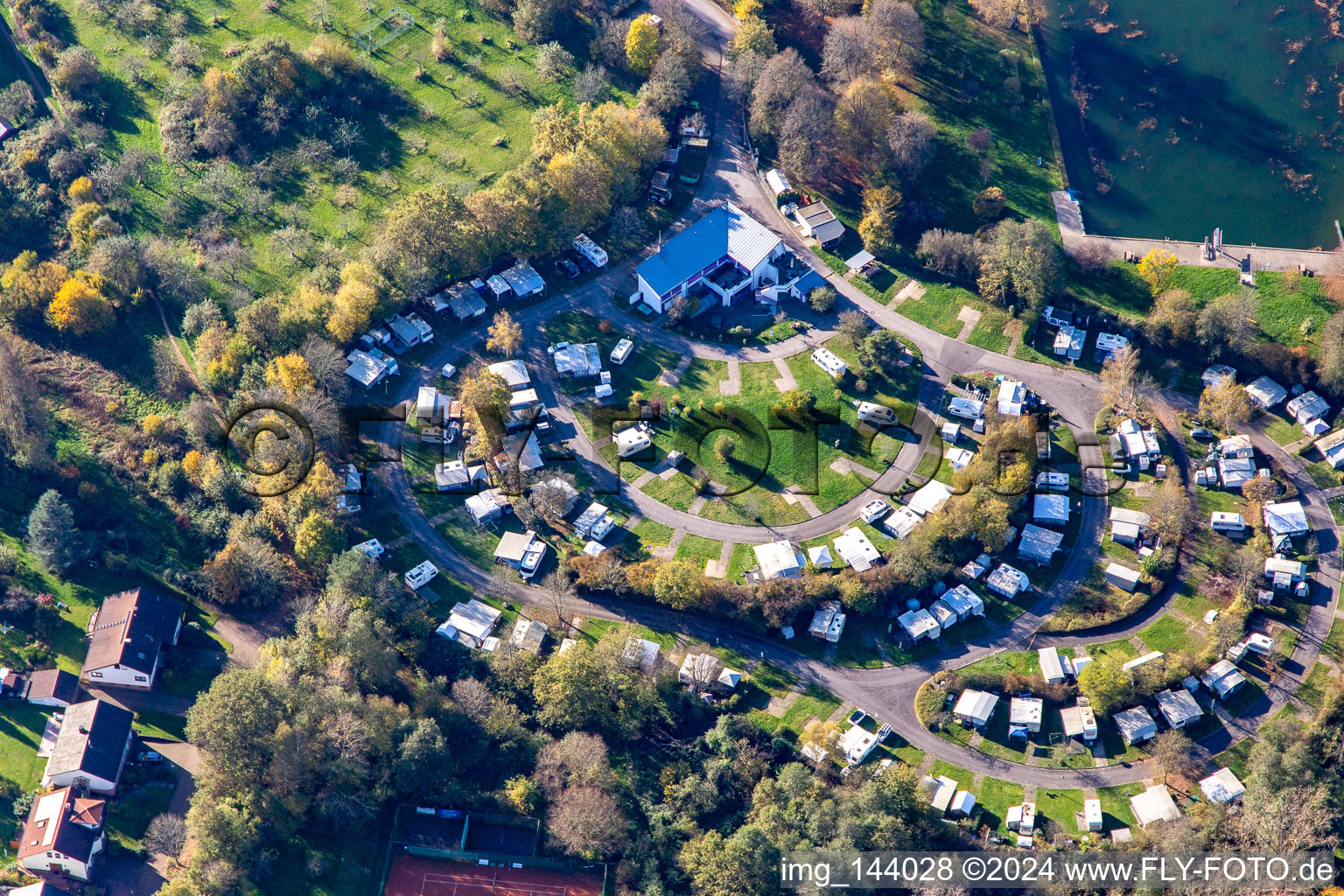 Luftaufnahme von Caravanplatz Mühlenweiher im Ortsteil Kirkel-Neuhäusel im Bundesland Saarland, Deutschland