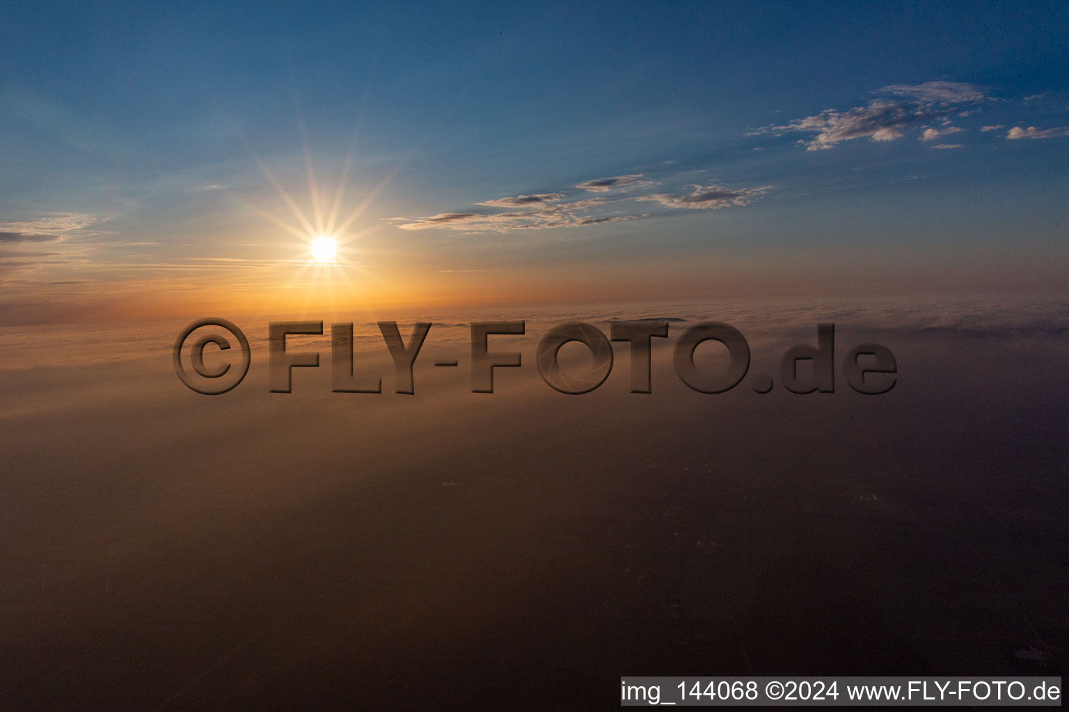 Sonnenuntergang über den Nordvogesen und dem Pfälzerwald in Climbach im Bundesland Bas-Rhin, Frankreich