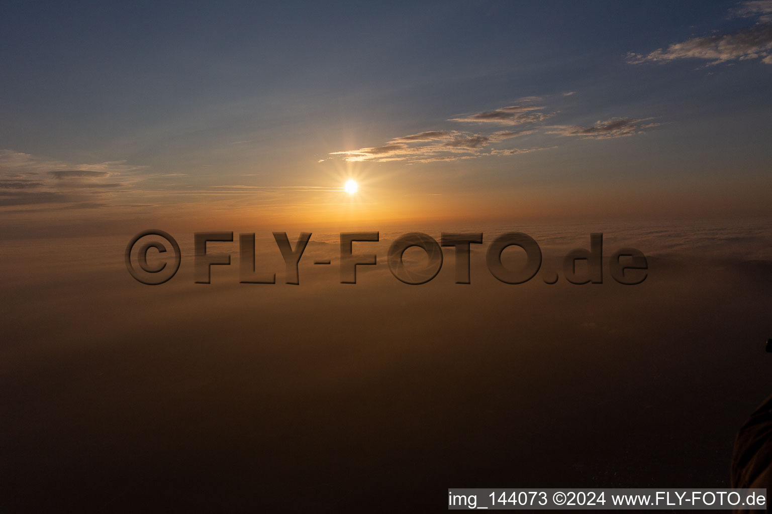 Luftbild von Sonnenuntergang über den Nordvogesen und dem Pfälzerwald in Climbach im Bundesland Bas-Rhin, Frankreich