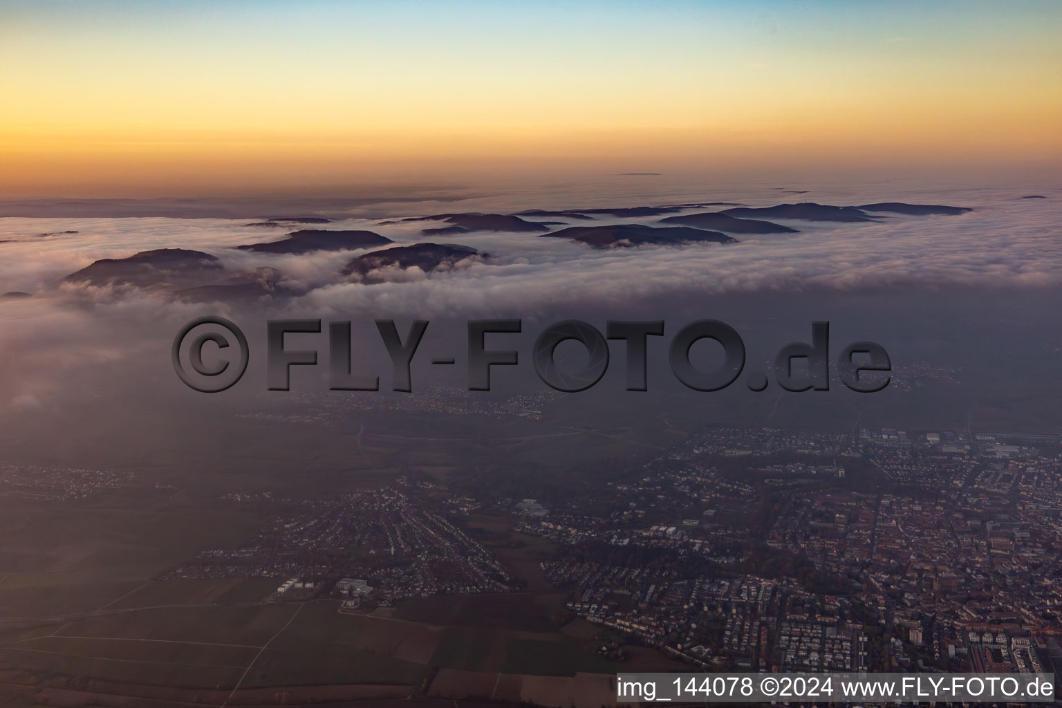 Queichtal und Pfälzerwald in Wolken am Abend in Landau in der Pfalz im Bundesland Rheinland-Pfalz, Deutschland