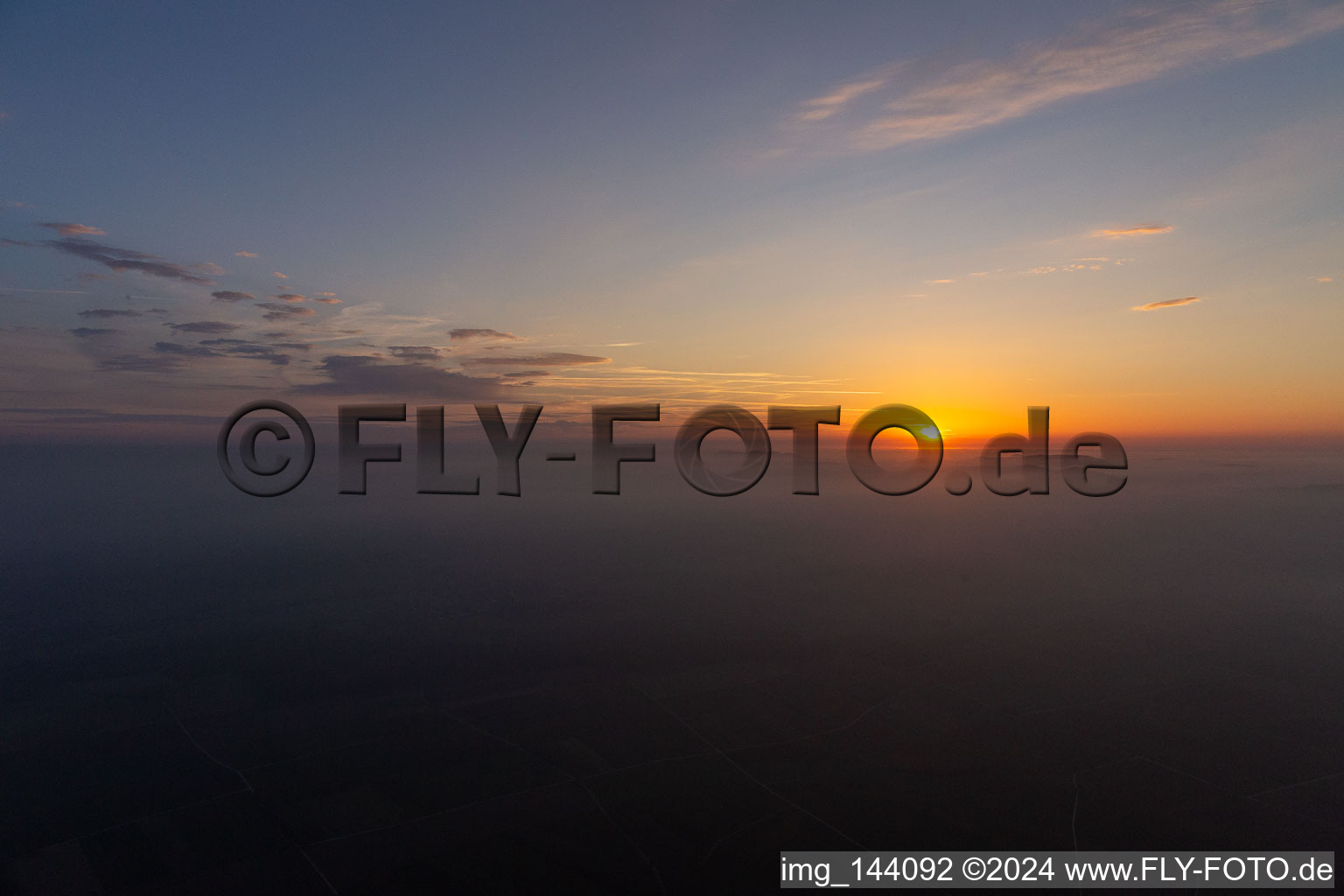 Sonnenuntergang über den Nordvogesen und dem Pfälzerwald in Wissembourg im Bundesland Bas-Rhin, Frankreich