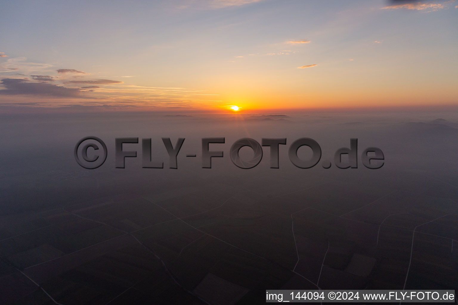 Luftbild von Sonnenuntergang über den Nordvogesen und dem Pfälzerwald in Wissembourg im Bundesland Bas-Rhin, Frankreich