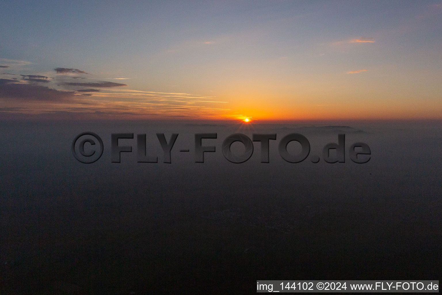 Luftaufnahme von Sonnenuntergang über den Nordvogesen und dem Pfälzerwald in Wissembourg im Bundesland Bas-Rhin, Frankreich