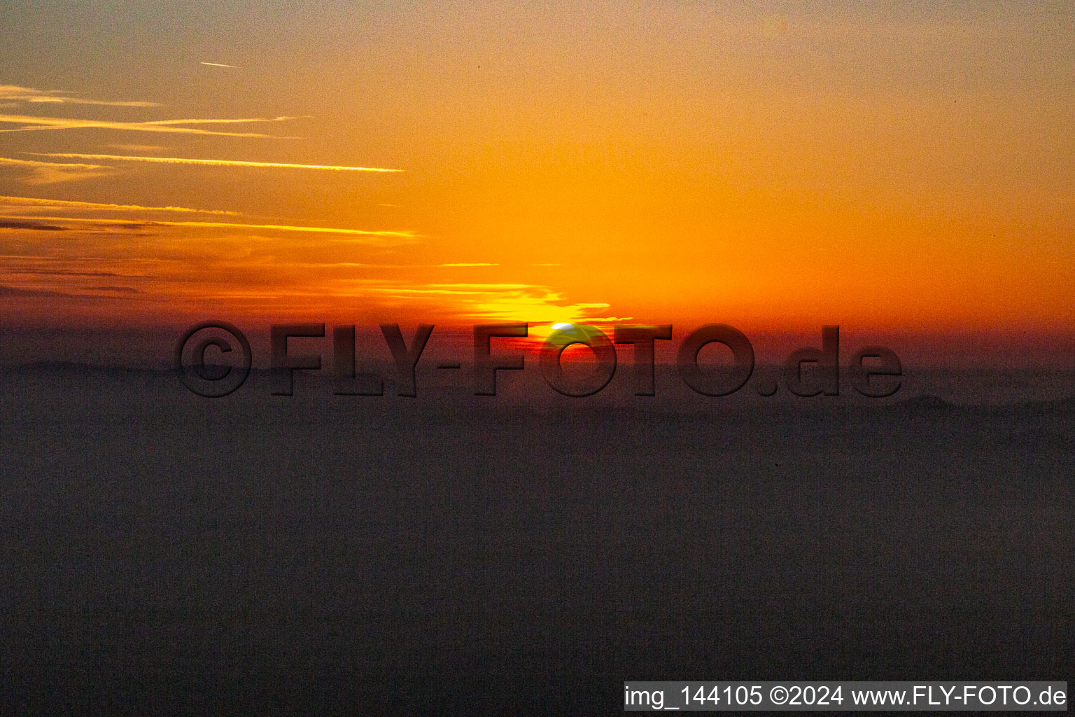 Schrägluftbild von Sonnenuntergang über den Nordvogesen und dem Pfälzerwald in Wissembourg im Bundesland Bas-Rhin, Frankreich