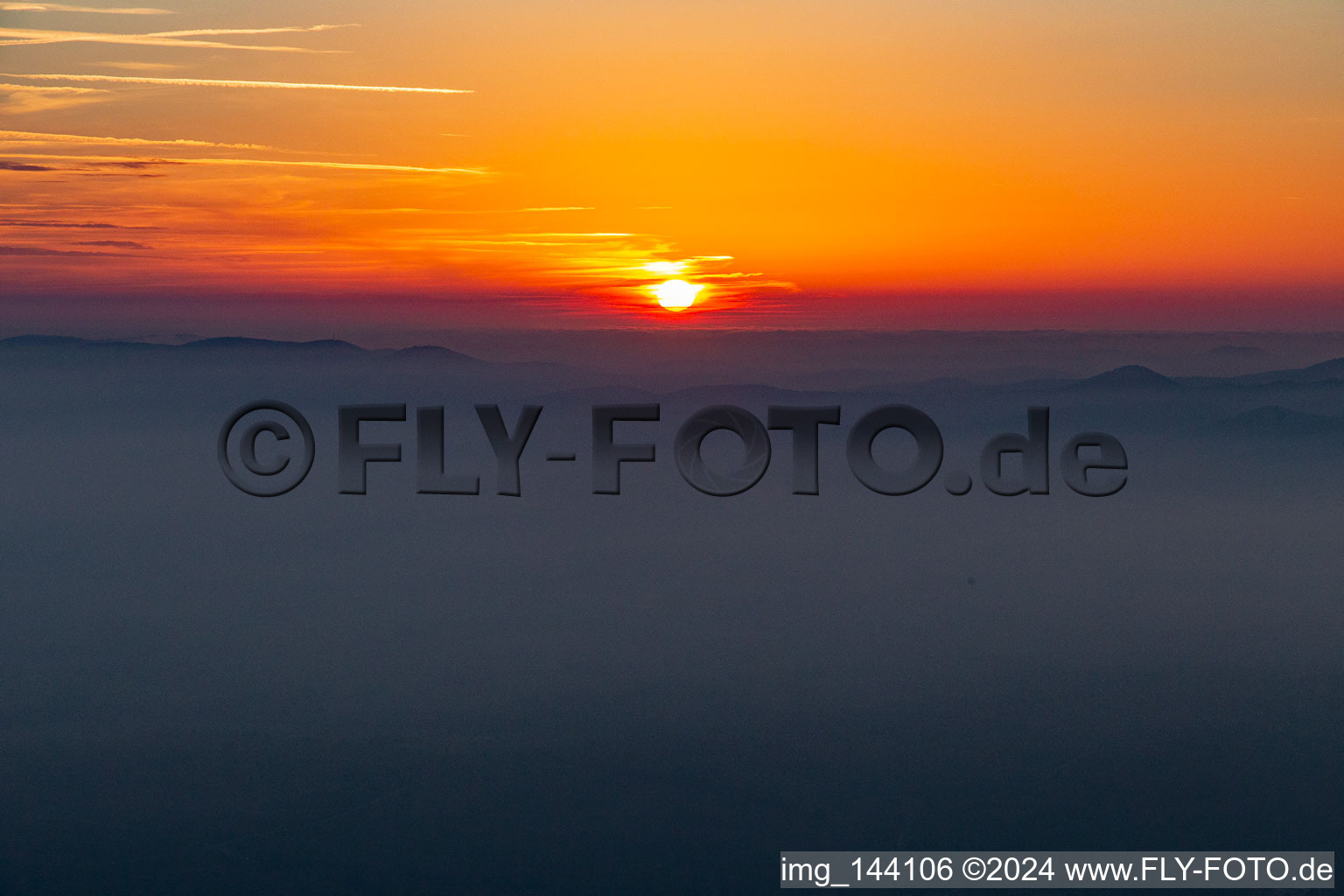 Sonnenuntergang über den Nordvogesen und dem Pfälzerwald in Wissembourg im Bundesland Bas-Rhin, Frankreich von oben