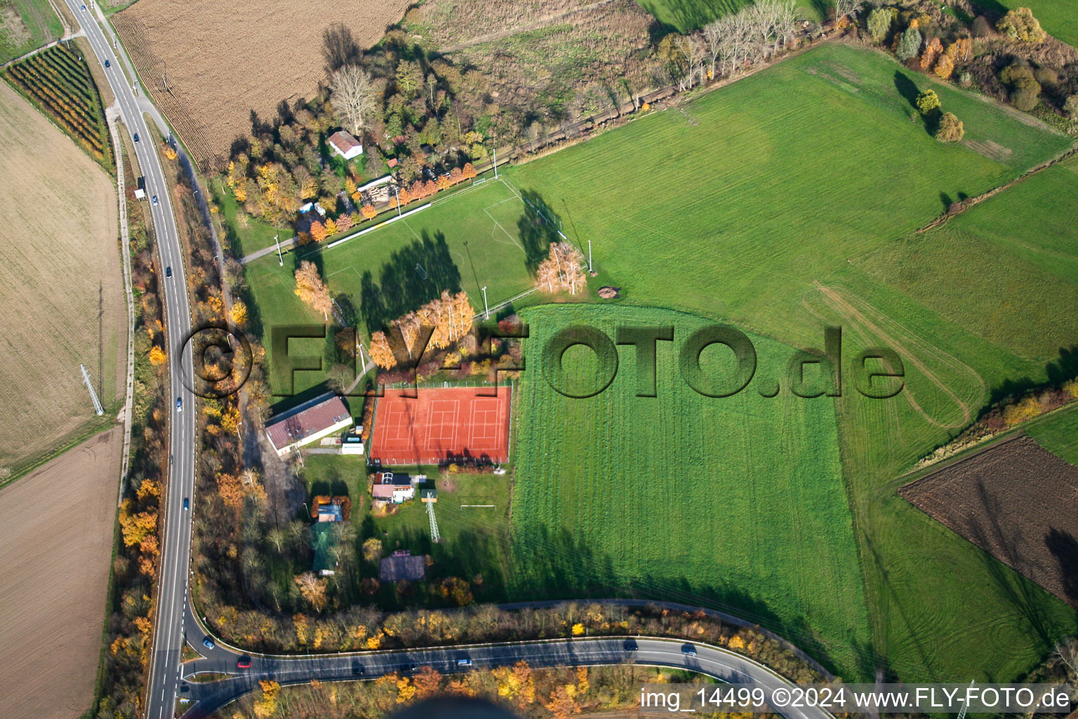 Luftbild von Sportplatz an der Autobahnausfahrt in Erlenbach bei Kandel im Bundesland Rheinland-Pfalz, Deutschland