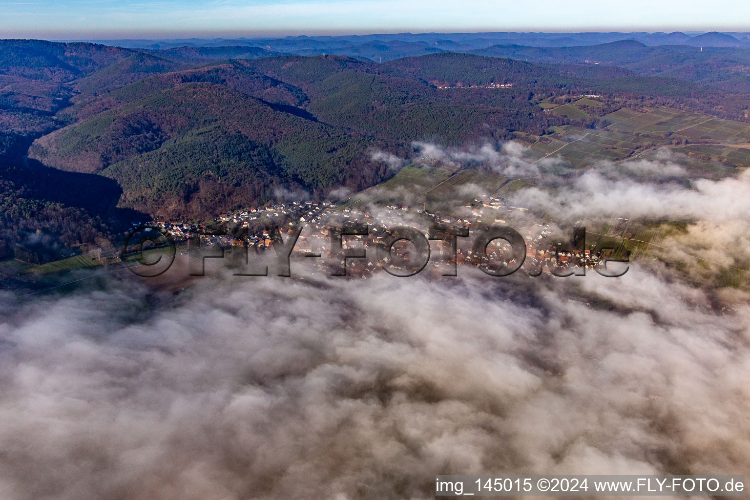 Ortschaft am Wolkenrand in Oberotterbach im Bundesland Rheinland-Pfalz, Deutschland