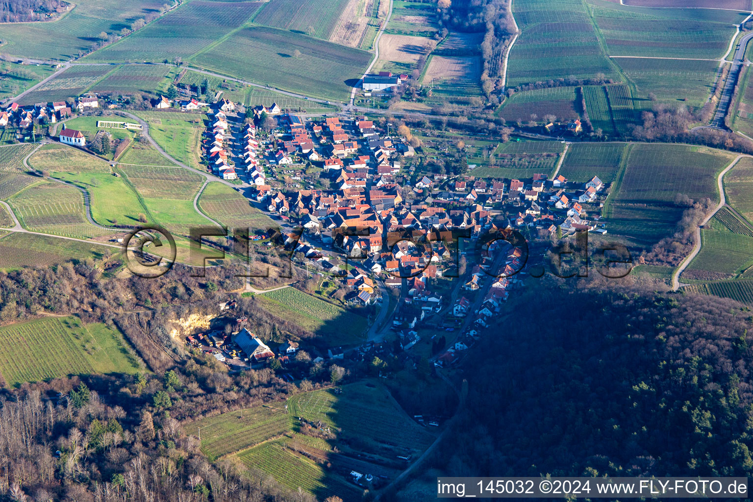 Weinort am Haardtrand von Westen im Ortsteil Gleishorbach in Gleiszellen-Gleishorbach im Bundesland Rheinland-Pfalz, Deutschland