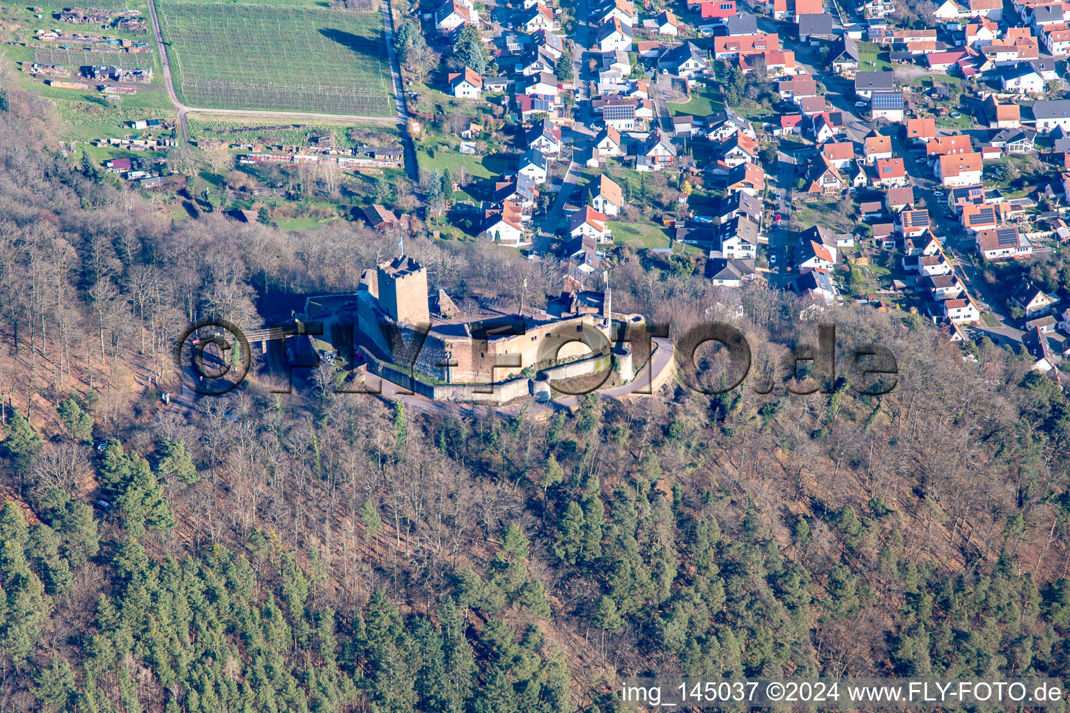 Haardtrand mit der Landeck-Burgruine von Westen in Klingenmünster im Bundesland Rheinland-Pfalz, Deutschland