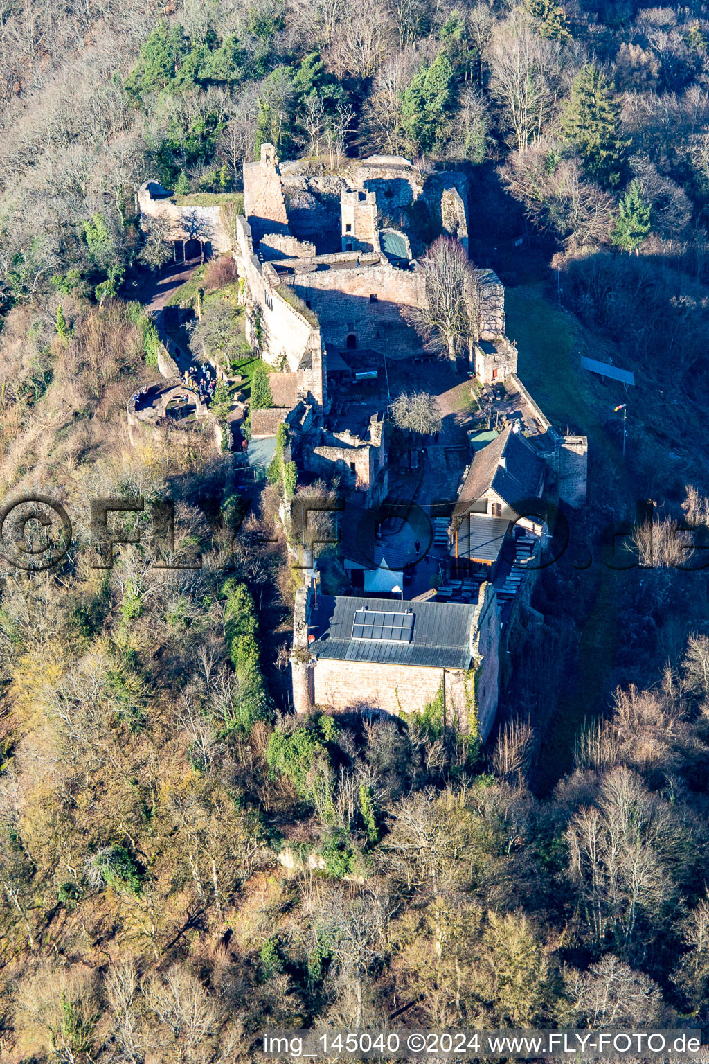 Burgruine Madenburg in Eschbach im Bundesland Rheinland-Pfalz, Deutschland aus der Luft