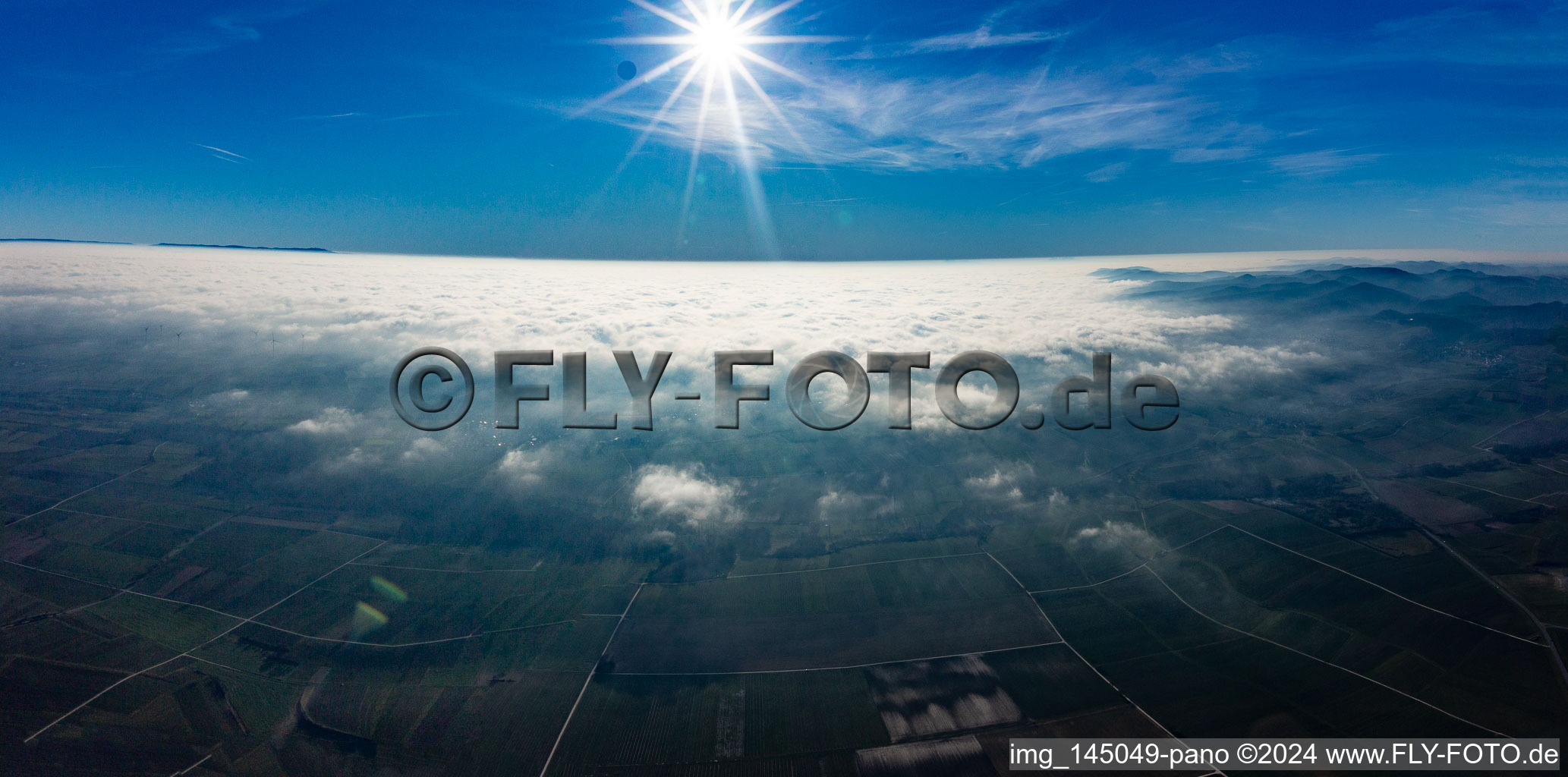 Wolkendecke ab dem Bienwald in Freckenfeld im Bundesland Rheinland-Pfalz, Deutschland