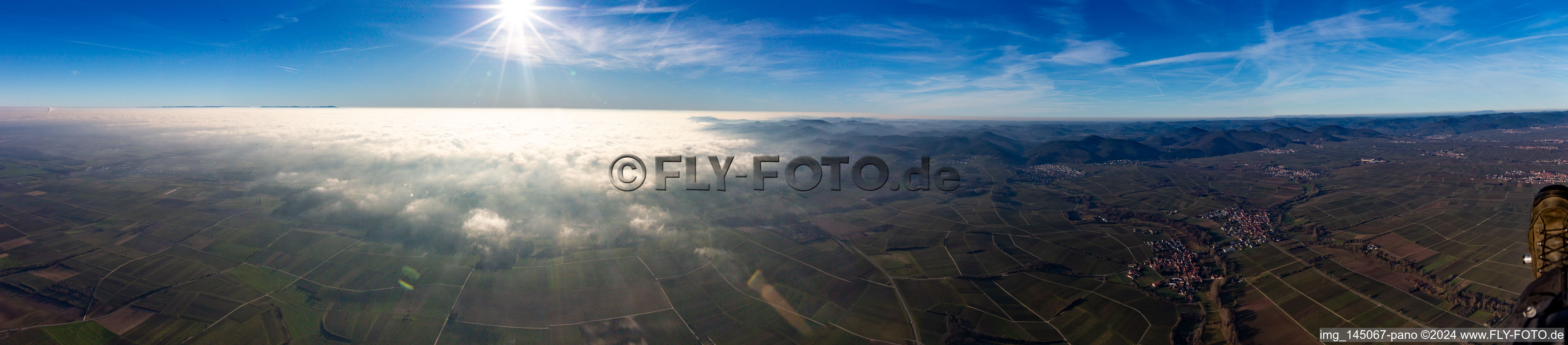 Wolkendecke ab dem Bienwald im Ortsteil Ingenheim in Billigheim-Ingenheim im Bundesland Rheinland-Pfalz, Deutschland