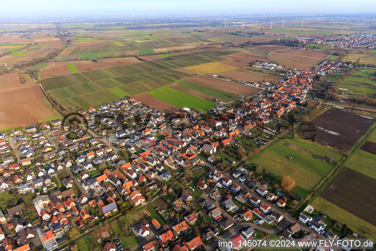 Luftbild von Ortsansicht von Südwesten in Freckenfeld im Bundesland Rheinland-Pfalz, Deutschland