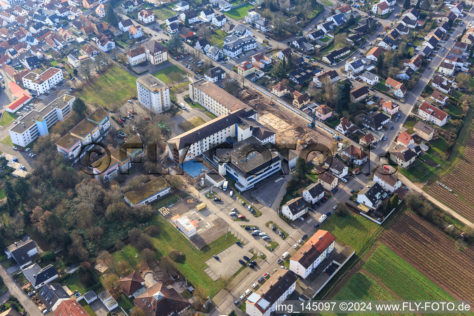 Schrägluftbild von Baustelle zur Renovierung der Asklpios Südpfalzkliniken in Kandel im Bundesland Rheinland-Pfalz, Deutschland