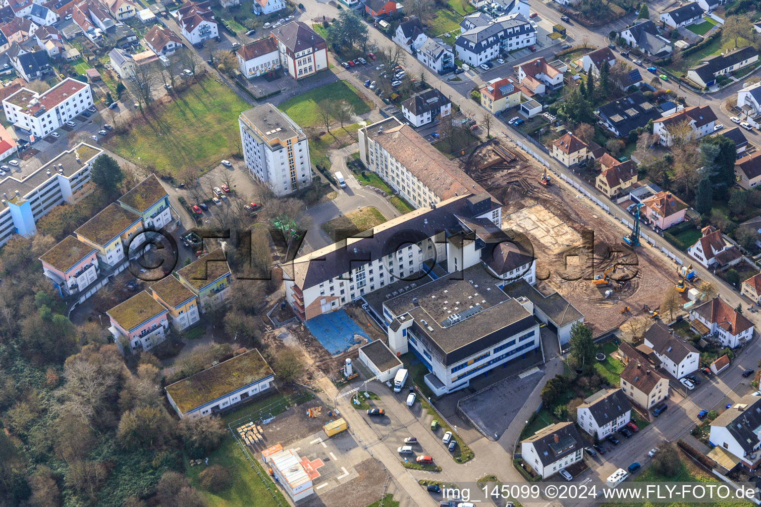 Baustelle zur Renovierung der Asklpios Südpfalzkliniken in Kandel im Bundesland Rheinland-Pfalz, Deutschland von oben