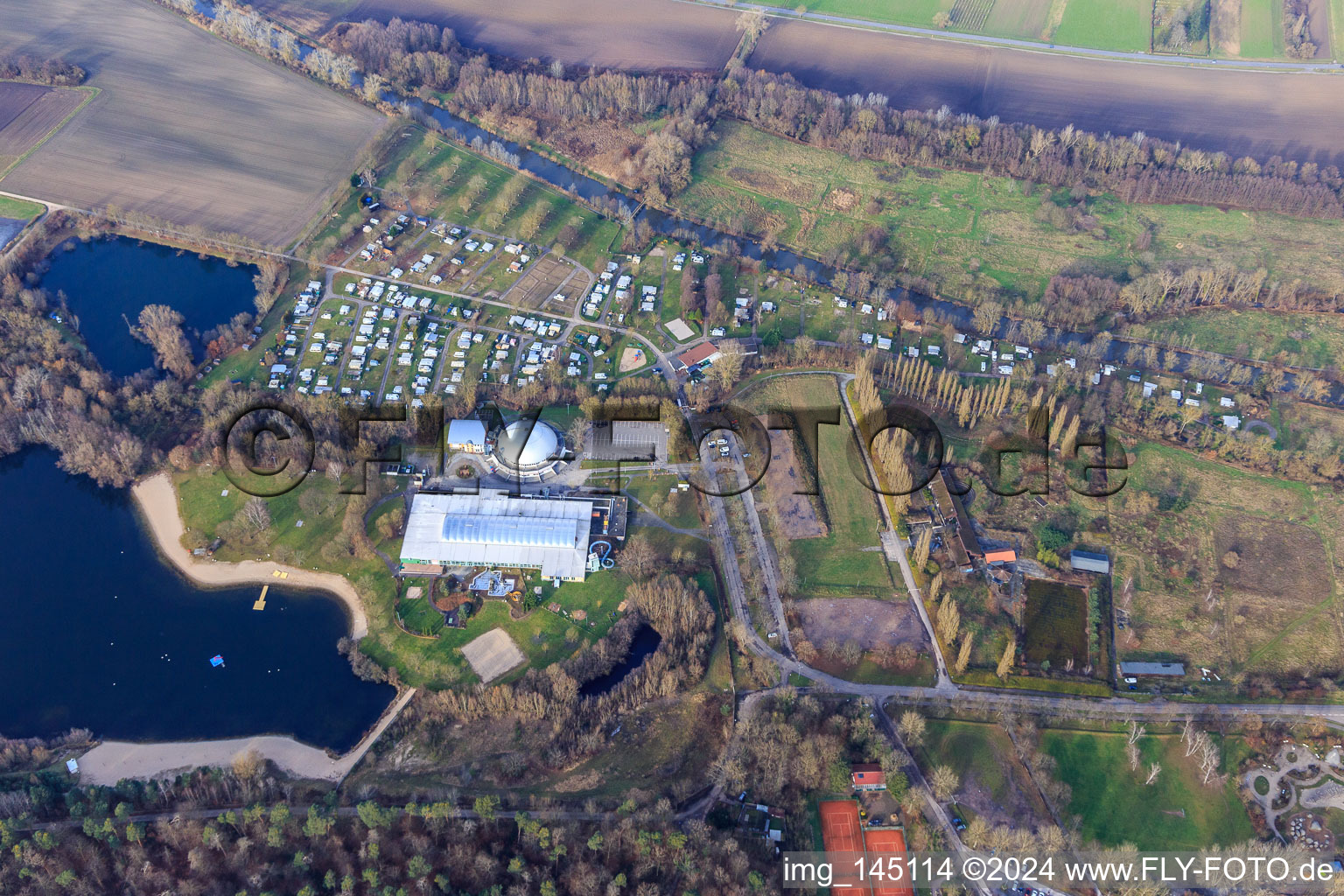 Schrägluftbild von Strandbad und Camping im Freizeitzentrum Moby Dick in Rülzheim im Bundesland Rheinland-Pfalz, Deutschland