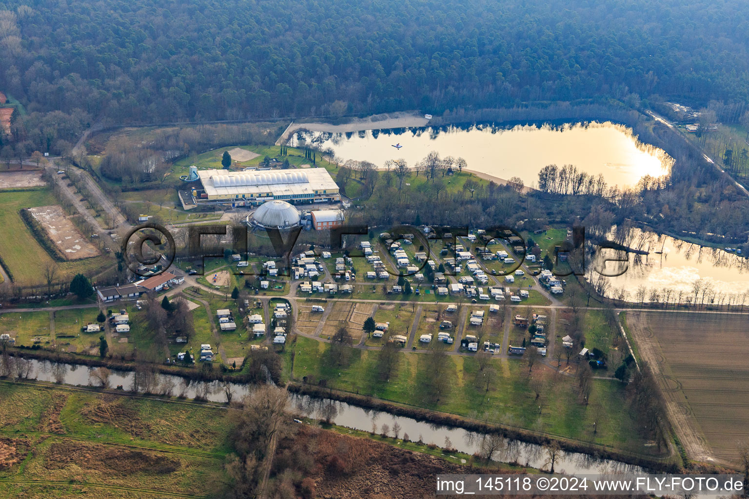 Strandbad und Camping im Freizeitzentrum Moby Dick in Rülzheim im Bundesland Rheinland-Pfalz, Deutschland von oben