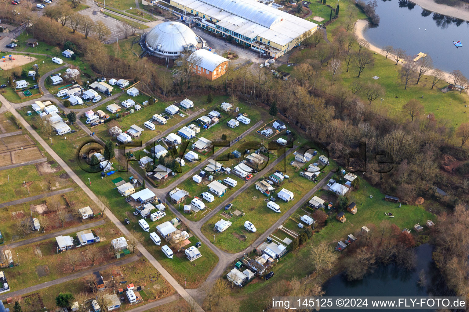 Strandbad und Camping im Freizeitzentrum Moby Dick in Rülzheim im Bundesland Rheinland-Pfalz, Deutschland vom Flugzeug aus