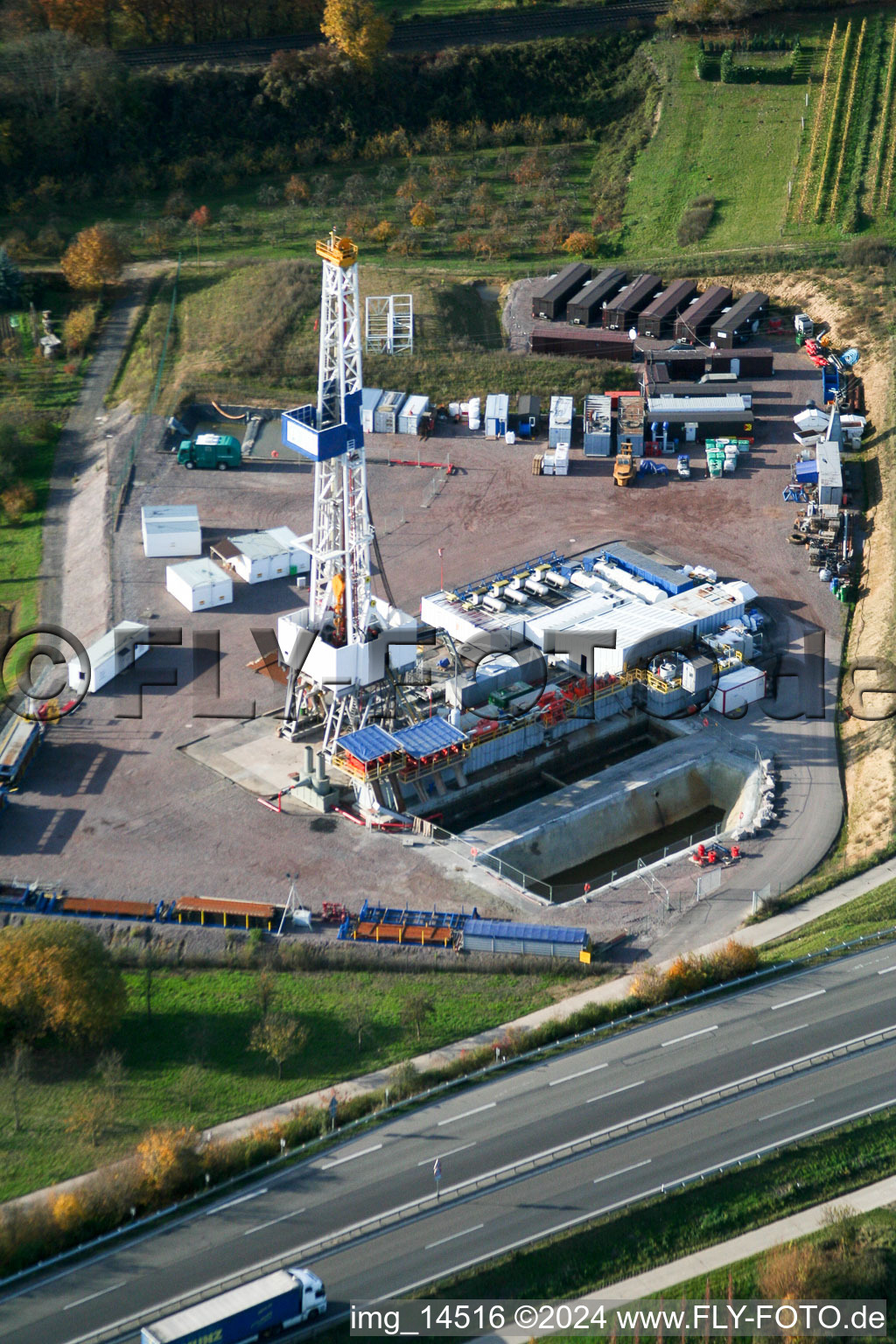 Bohrturm und Baustelle für ein Geothermiekraftwerk in Insheim im Bundesland Rheinland-Pfalz, Deutschland