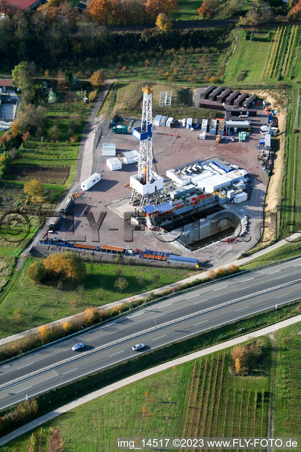 Schrägluftbild von Insheim, Geothermiebohrung im Bundesland Rheinland-Pfalz, Deutschland