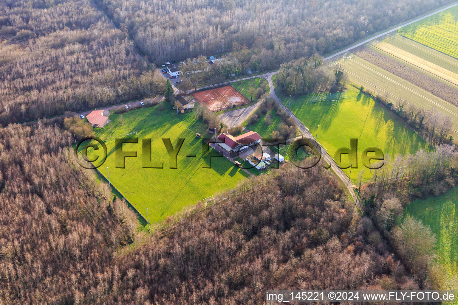 Fußballplatz und Schützenhaus Steinweiler im Wald im Bundesland Rheinland-Pfalz, Deutschland