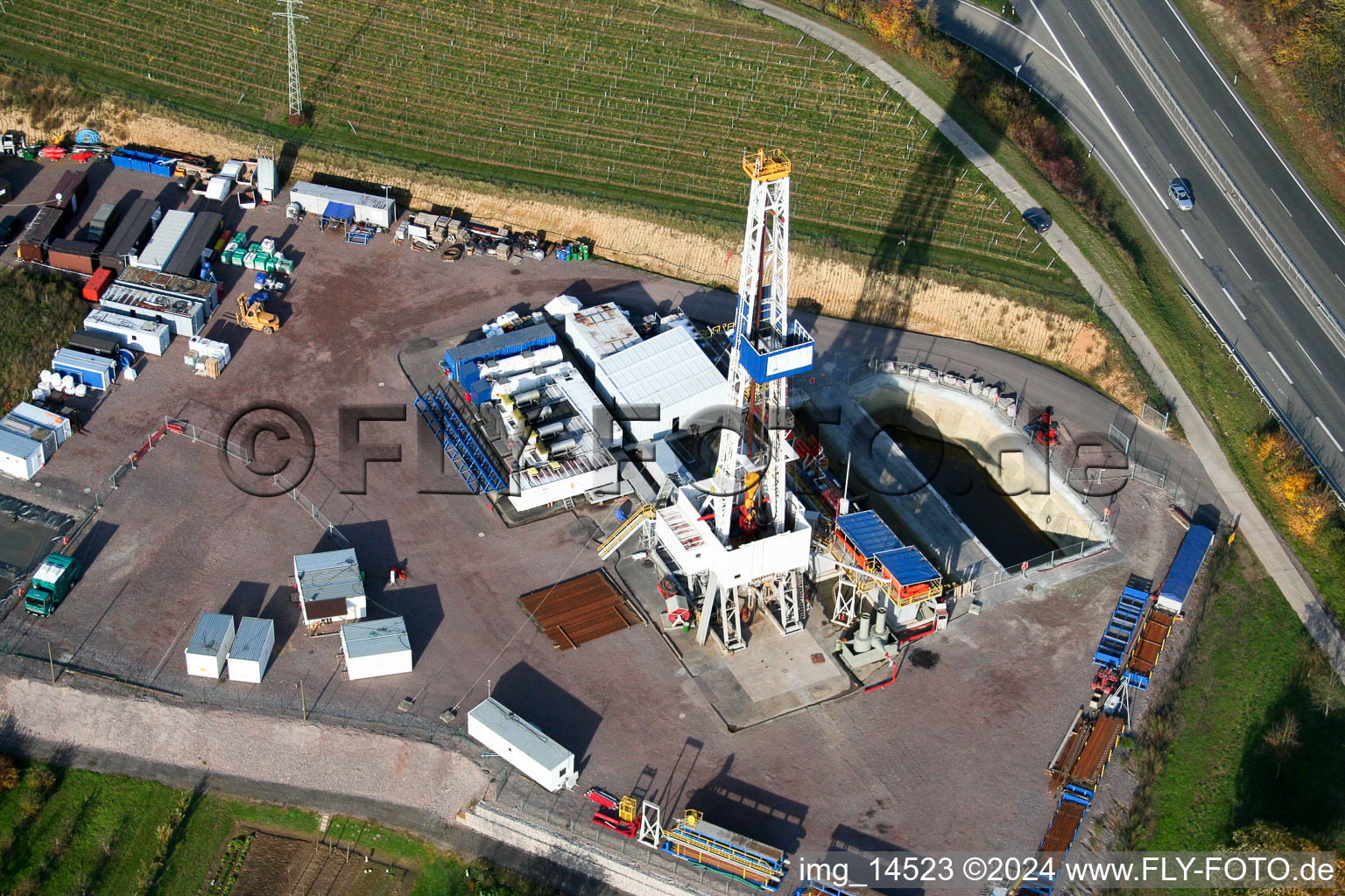 Luftbild von Bohrturm und Baustelle für ein Geothermiekraftwerk in Insheim im Bundesland Rheinland-Pfalz, Deutschland
