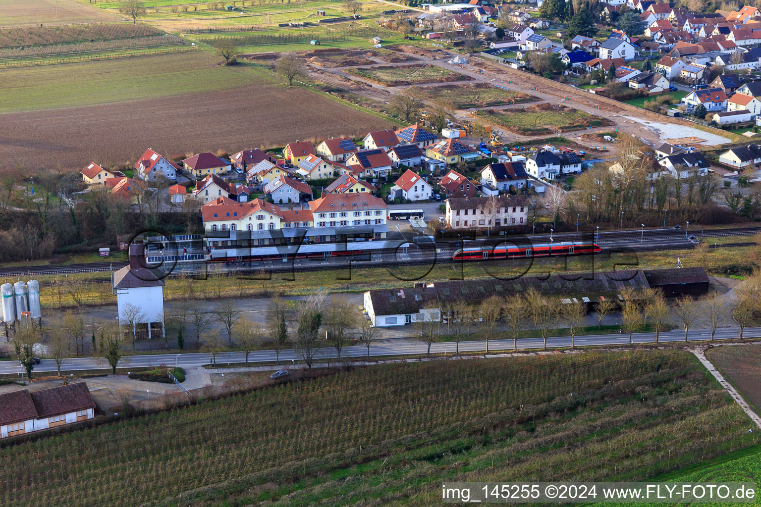 Bahnhofstraße und Am Bahnhof in Winden im Bundesland Rheinland-Pfalz, Deutschland