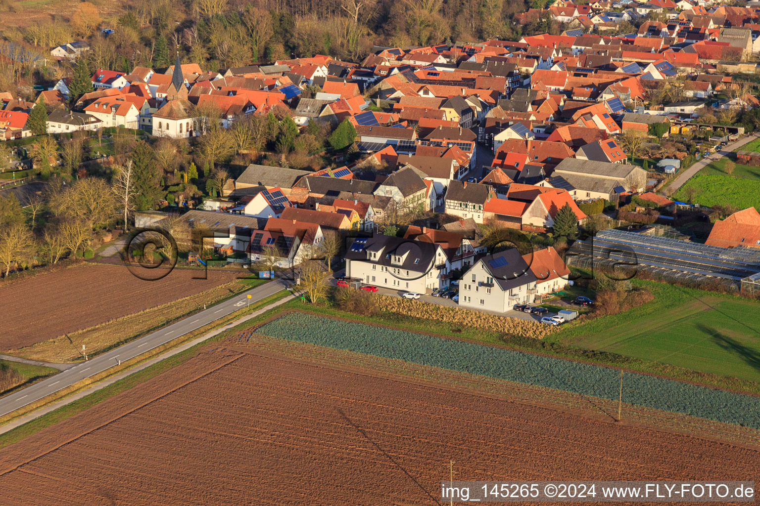 Orteingang, Hauptstraße von Westen in Winden im Bundesland Rheinland-Pfalz, Deutschland