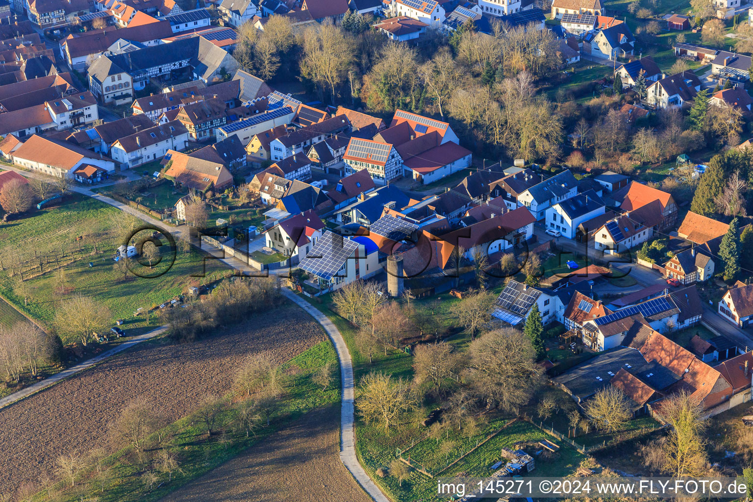 Modernes Dach auf Einfamilienhaus für Photovoltaik optimiert in Dierbach im Bundesland Rheinland-Pfalz, Deutschland