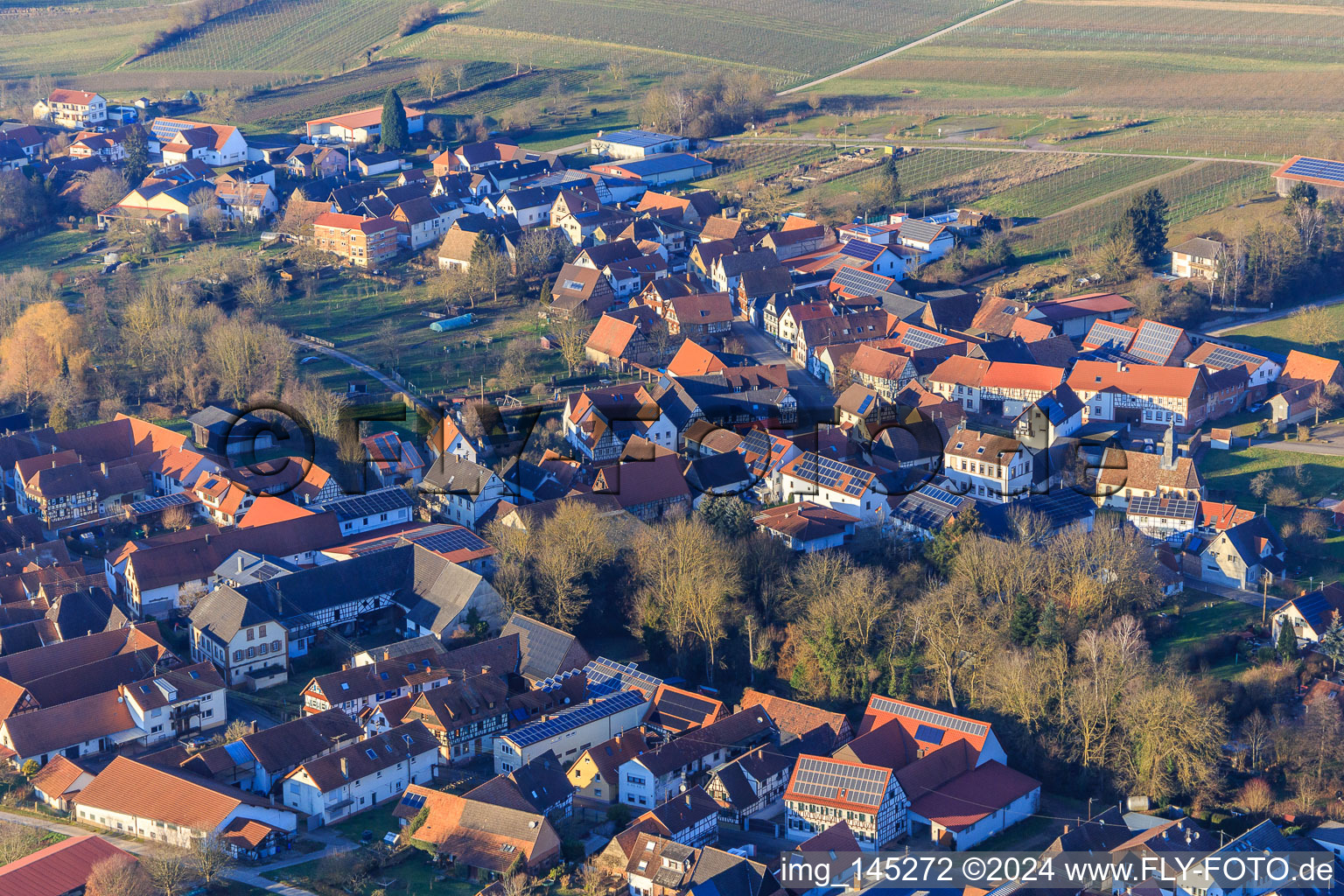 Hauptstraße und Kirchgasse in Dierbach im Bundesland Rheinland-Pfalz, Deutschland