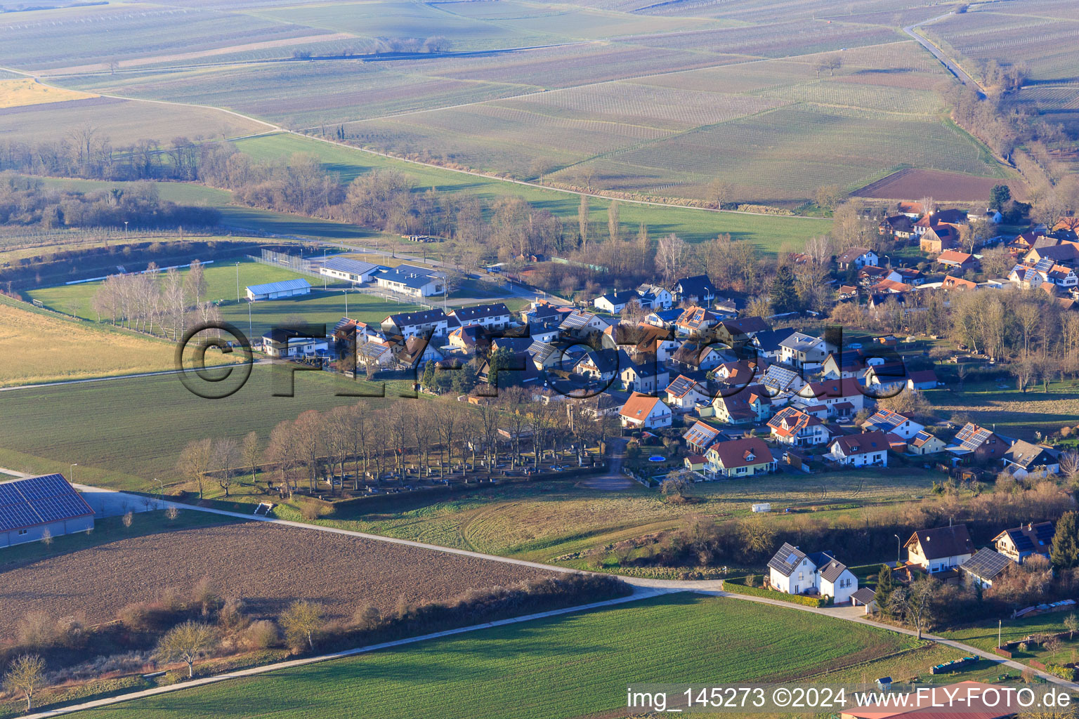 Wasgaustraße und Sportplatz an der Dierbachalle im Bundesland Rheinland-Pfalz, Deutschland