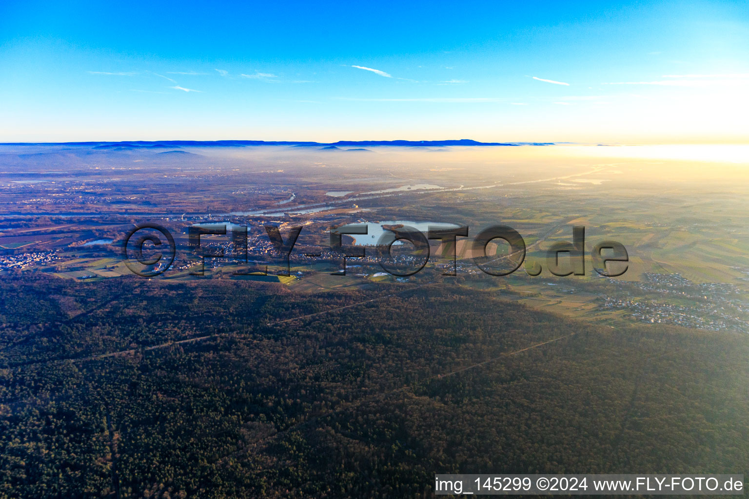 Stadtansicht von Norden unter der Winterinversion im Ortsteil Neulauterburg in Lauterbourg im Bundesland Bas-Rhin, Frankreich