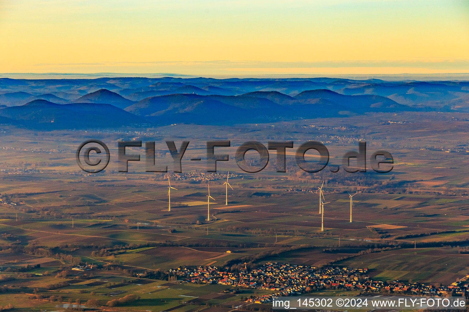 Windpark im Winter in Freckenfeld im Bundesland Rheinland-Pfalz, Deutschland